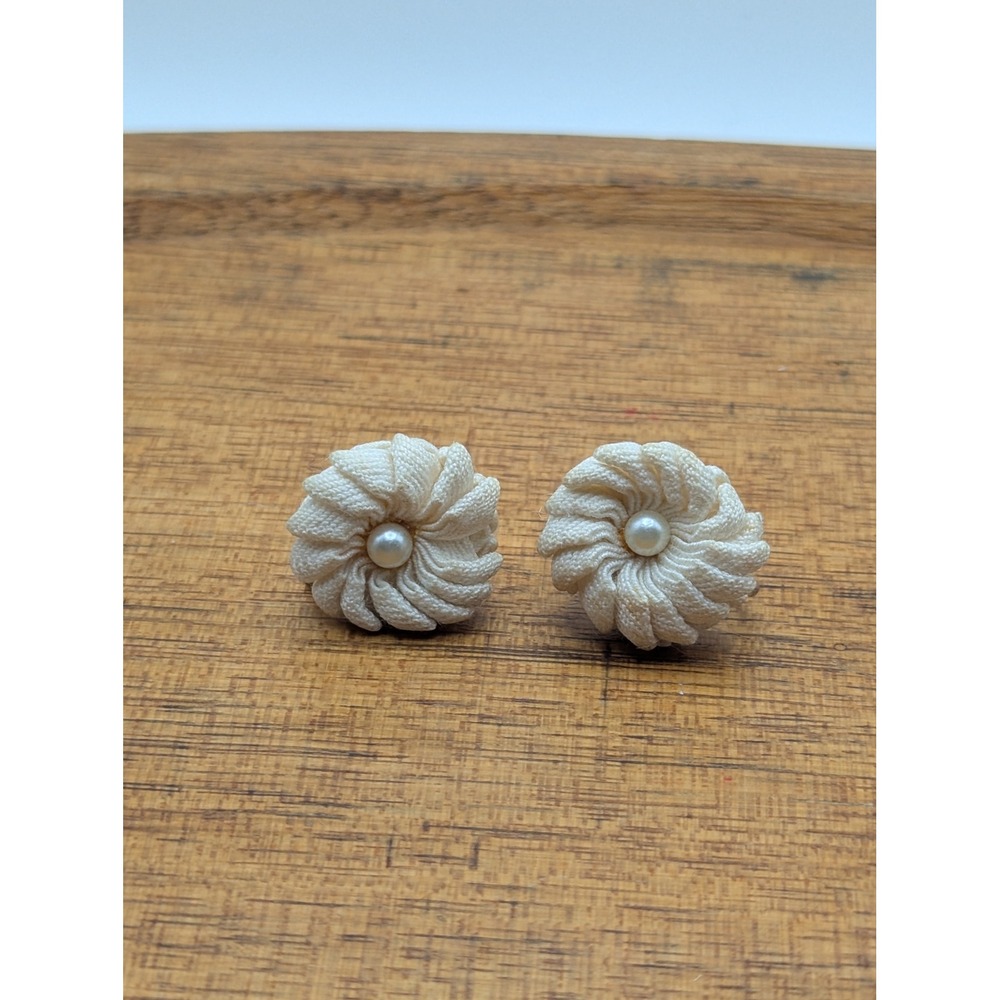 Unbranded Screw Back Earrings Women OS Cream Fabric Rosette Faux Pearl Vintage